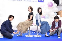 スラッシャーにパンプスを履かせる矢部昌暉（左）と橘柊生（右）。