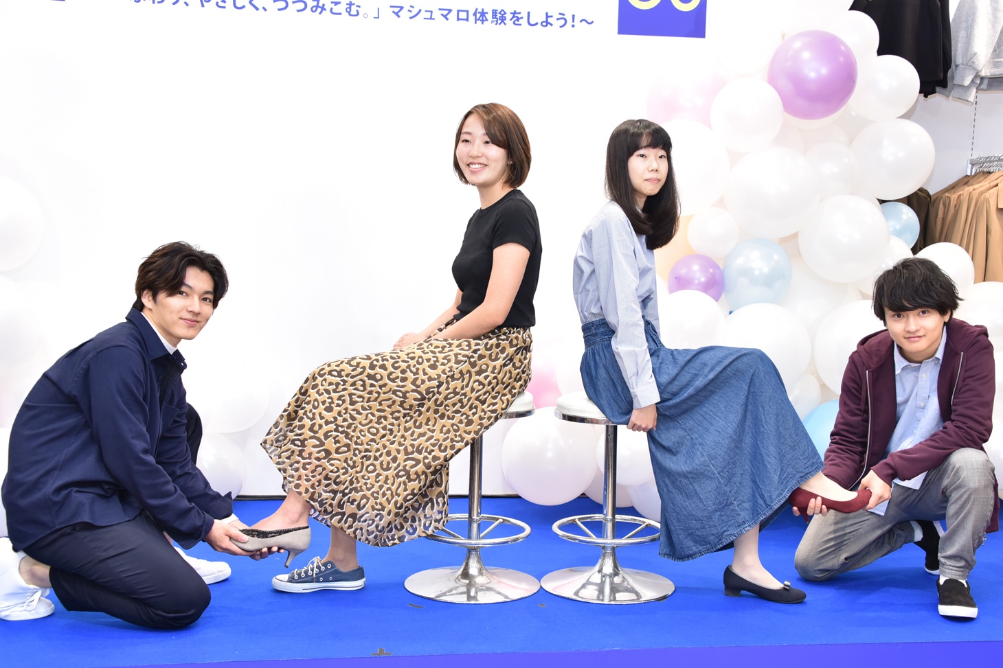 スラッシャーにパンプスを履かせる矢部昌暉（左）と橘柊生（右）。