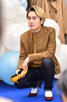 パンプスを履いたままスタンバイする泉大智。