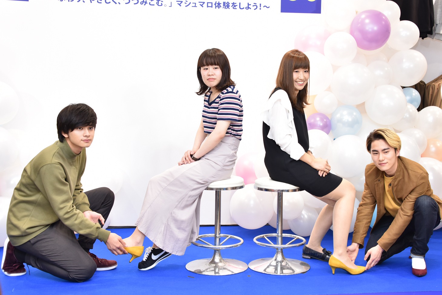 スラッシャーにパンプスを履かせる北村匠海（左）と泉大智（右）。