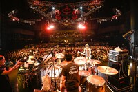 「PRE-AIR JAM SHOW 18」でのHi-STANDARDのライブの様子。（Photo by Teppei Kishida）