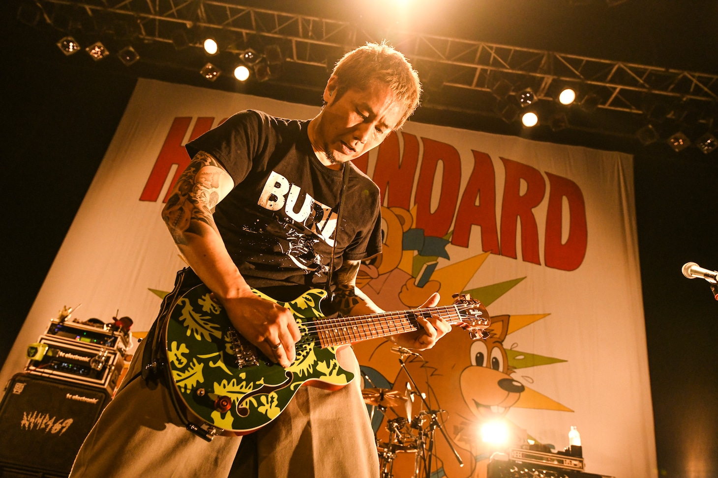 Woodsticsのミニギターをプレイする横山健（G, Vo  / Hi-STANDARD）。（Photo by Teppei Kishida）