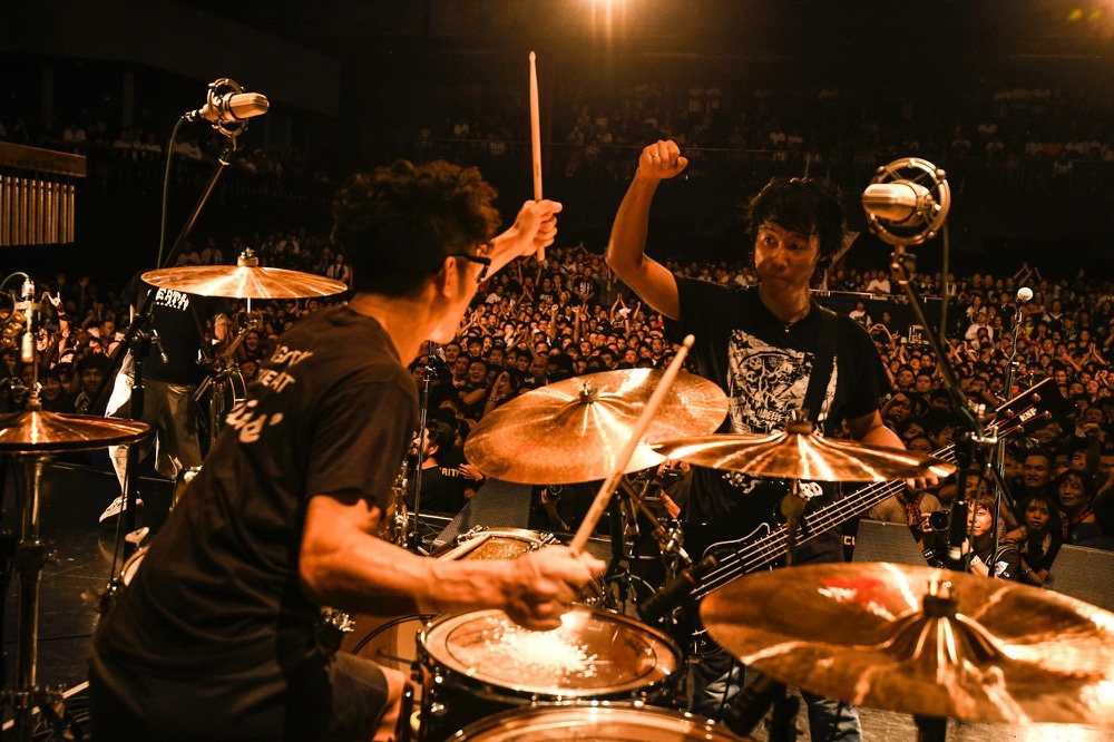 左から恒岡章（Dr / Hi-STANDARD）、難波章浩（Vo, B / Hi-STANDARD）。（Photo by Teppei Kishida）