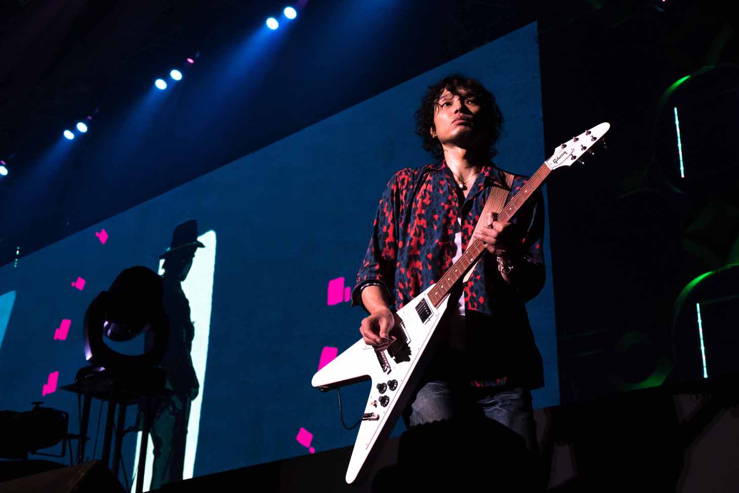 「KAZUYOSHI SAITO 25th Anniversary Live 1993-2018 25＜26 ～これからもヨロチクビーチク～」東京・日本武道館公演の様子。（写真提供：スピードスターレコーズ）