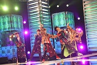 「BREAK OFF」のパフォーマンスの様子。