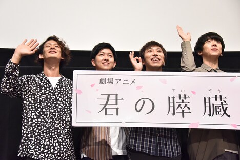 ムービーカメラに向かって手を振るsumika。