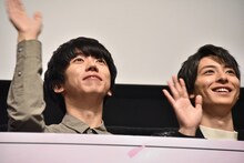 ムービーカメラに向かって手を振る片岡健太（sumika）、高杉真宙。