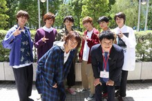 超特急と浪川大輔（手前左）、庄司智春（手前右）。