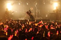 あらき（Photo by Takuro Hori［ELENORE］、Kazuya Imada［ELENORE］）