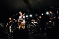 HUSKING BEE（撮影：タイコウクニヨシ）