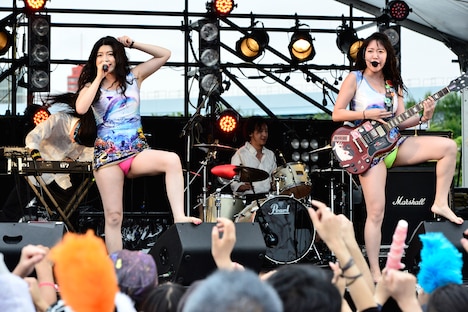 ベッド・イン（撮影：橋本塁）