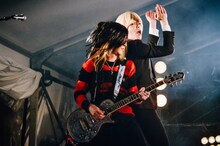 左からHISASHI（GLAY）、成田大致（THE 夏の魔物）。（撮影：タイコウクニヨシ）