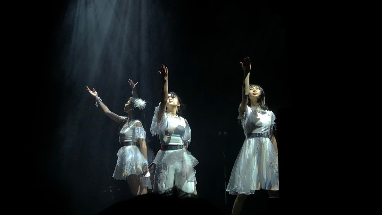 「新*定期ライブ　EPISODE-15 ～東京女子流から発表があります。～」の様子。（写真提供：エイベックス）