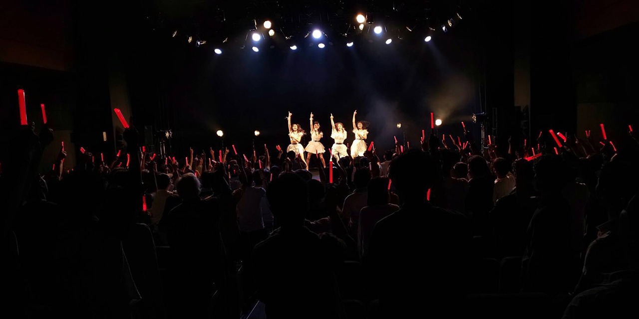 「新*定期ライブ　EPISODE-15 ～東京女子流から発表があります。～」の様子。（写真提供：エイベックス）