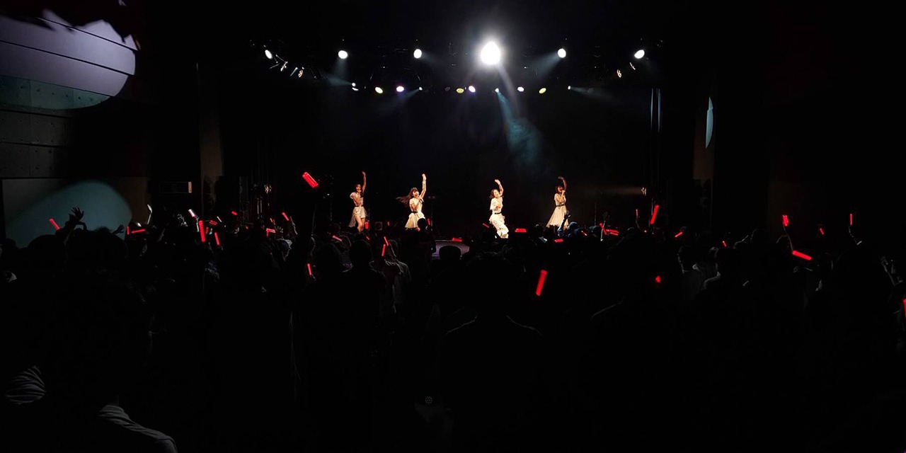 「新*定期ライブ　EPISODE-15 ～東京女子流から発表があります。～」の様子。（写真提供：エイベックス）