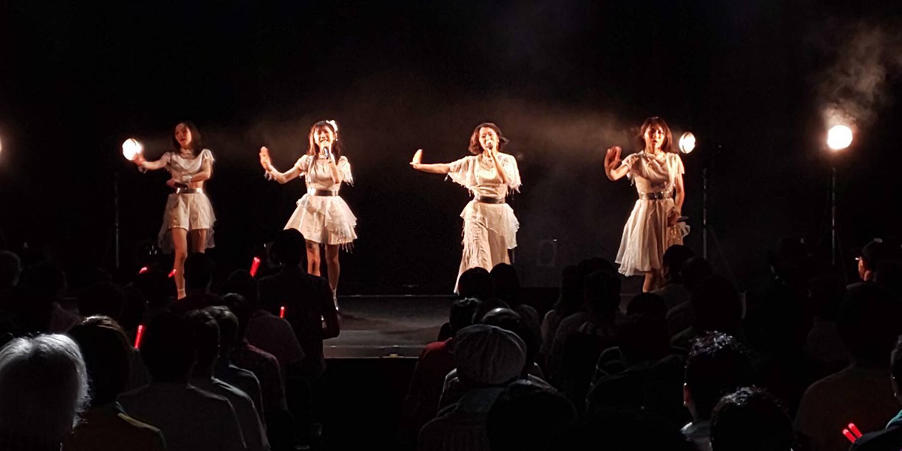 「新*定期ライブ　EPISODE-15 ～東京女子流から発表があります。～」の様子。（写真提供：エイベックス）