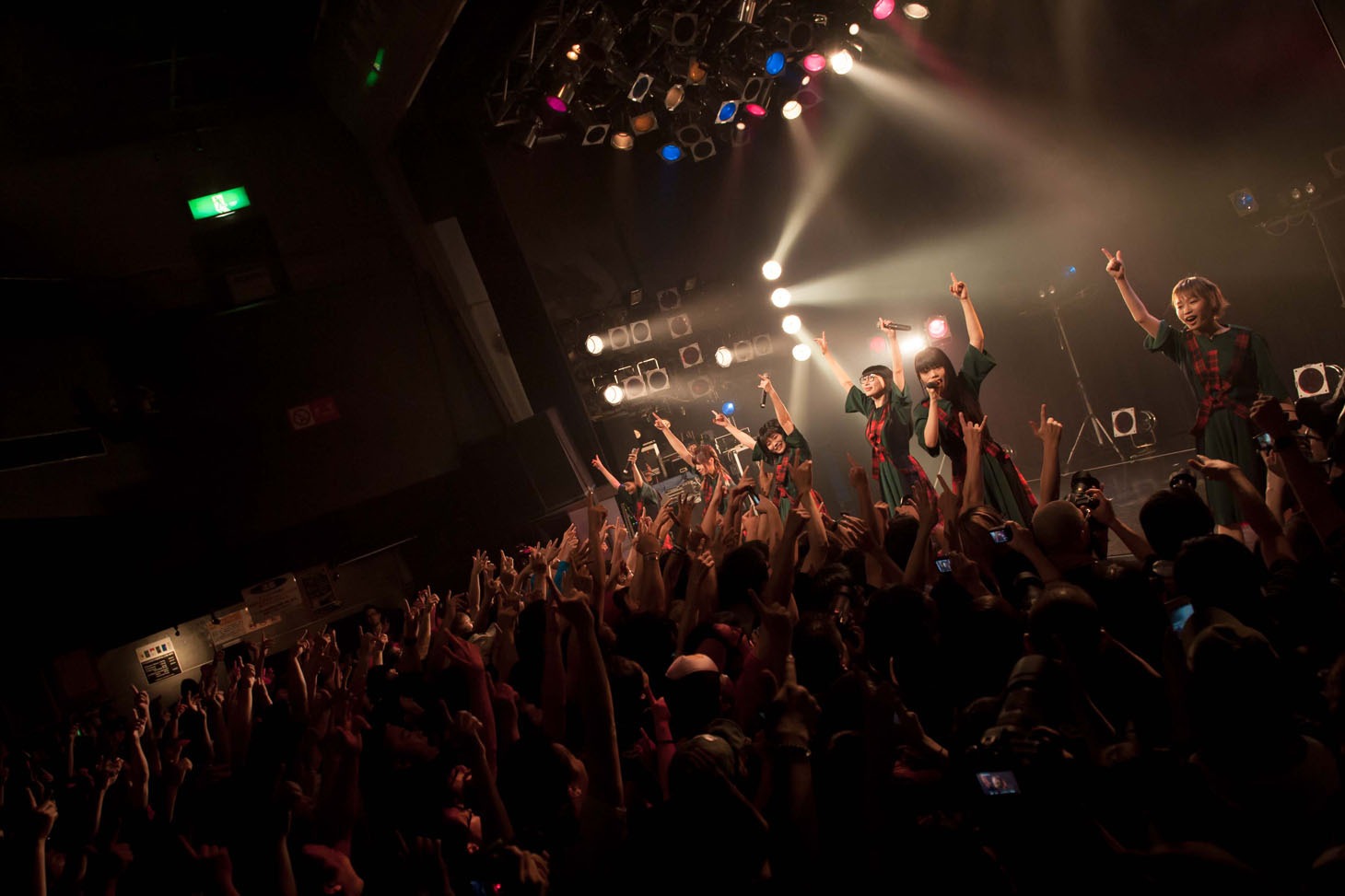 「WAgg the beginning」東京公演第1部よりBiSHのライブの様子。（Photo by JUMPEi YAMADA）