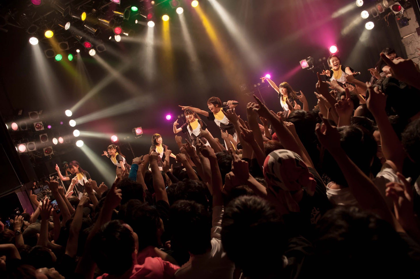 「WAgg the beginning」東京公演第1部よりWAggのライブの様子。（Photo by JUMPEi YAMADA）