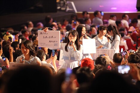 プラカードを持って場内を歩くSTU48。(c)STU