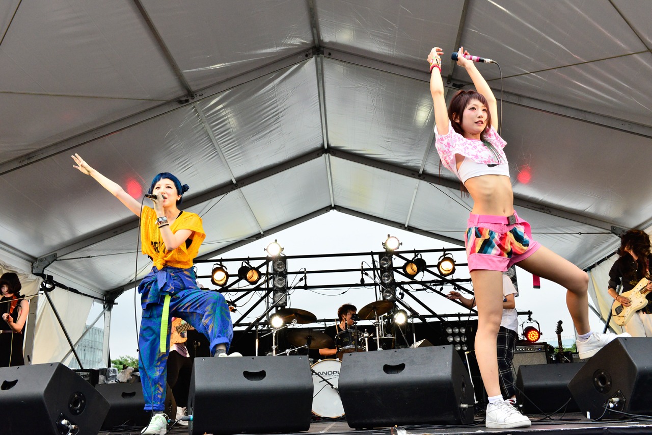 おやすみホログラム×アヒトイナザワ（撮影：橋本塁）