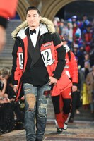 ランウェイを歩くEXILE AKIRA。（写真提供：LDH JAPAN）