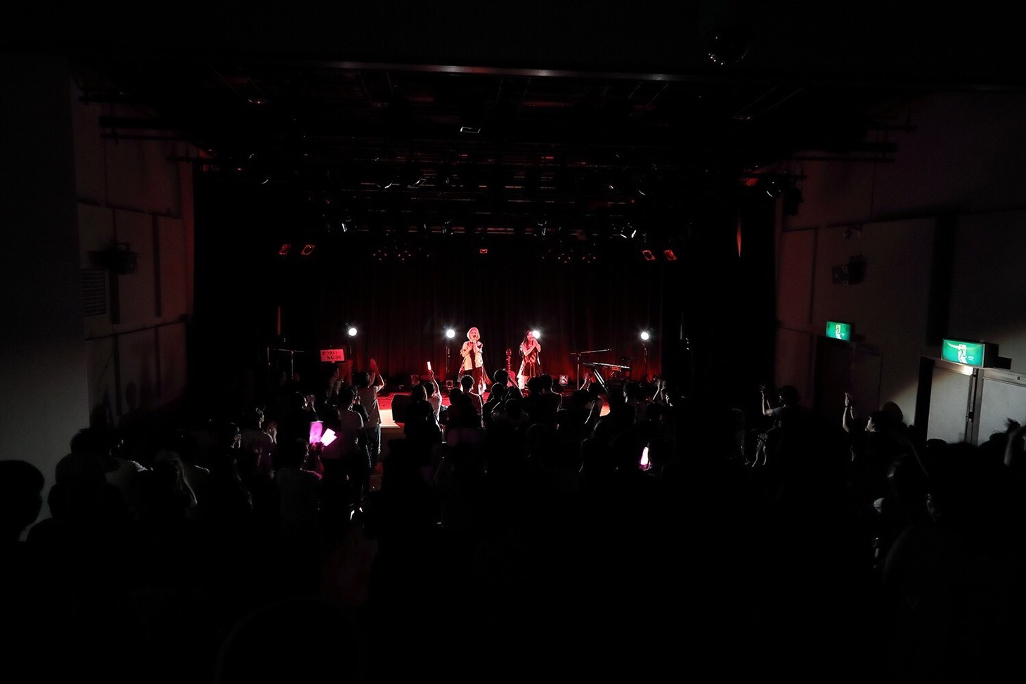ROSE A REALによるライブの様子。（写真提供：avex）