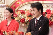 キッズたちの演奏に耳を傾ける河北麻友子(左)と千原ジュニア(右)。