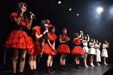 紅白の衣装に分かれたたこやきレインボーと東京女子流。