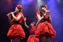 根岸可蓮（左）と彩木咲良（右）による「なにわのはにわ（CLUB RAINBOW ver.）」の笛ソロ。