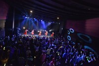 たこやきレインボーによるライブの様子。