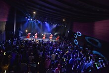 たこやきレインボーによるライブの様子。