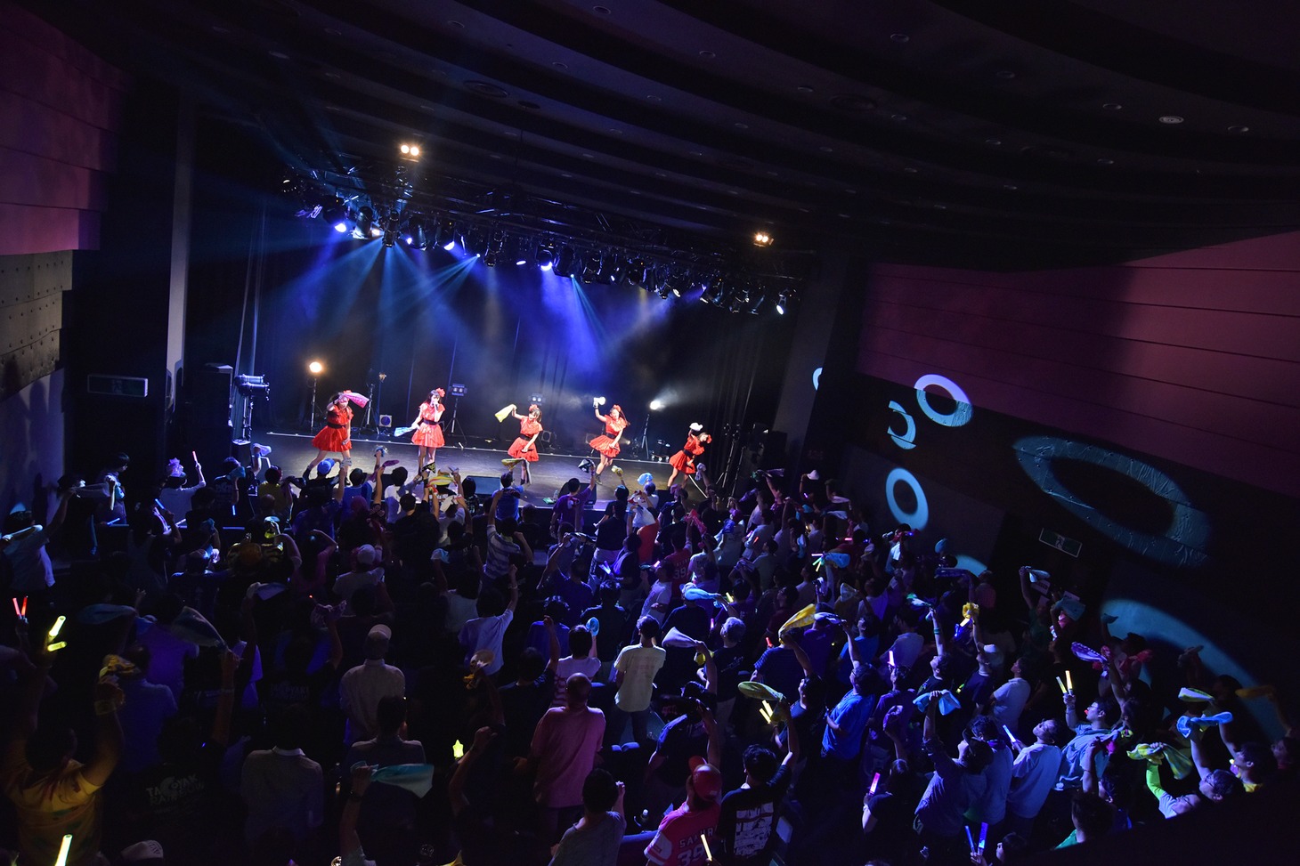 たこやきレインボーによるライブの様子。