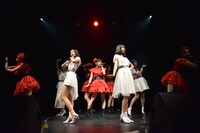 東京女子流とたこやきレインボーによるコラボレーションの様子。