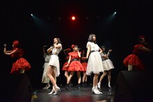 東京女子流とたこやきレインボーによるコラボレーションの様子。