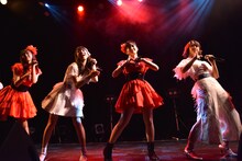 東京女子流とたこやきレインボーによるコラボレーションの様子。