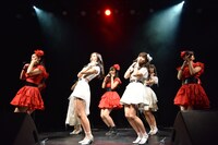 東京女子流とたこやきレインボーによるコラボレーションの様子。