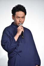 固唾を飲む山下健二郎。