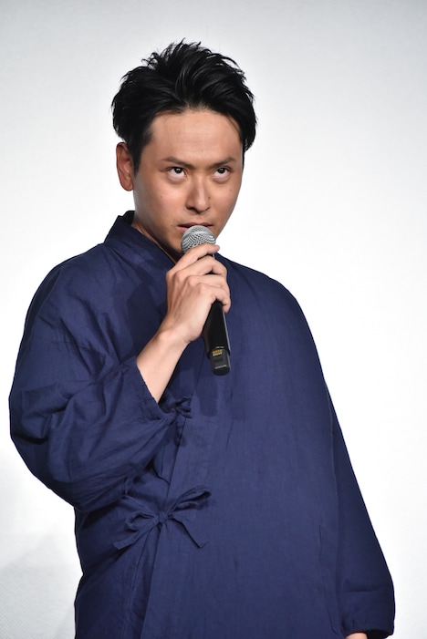 固唾を飲む山下健二郎。