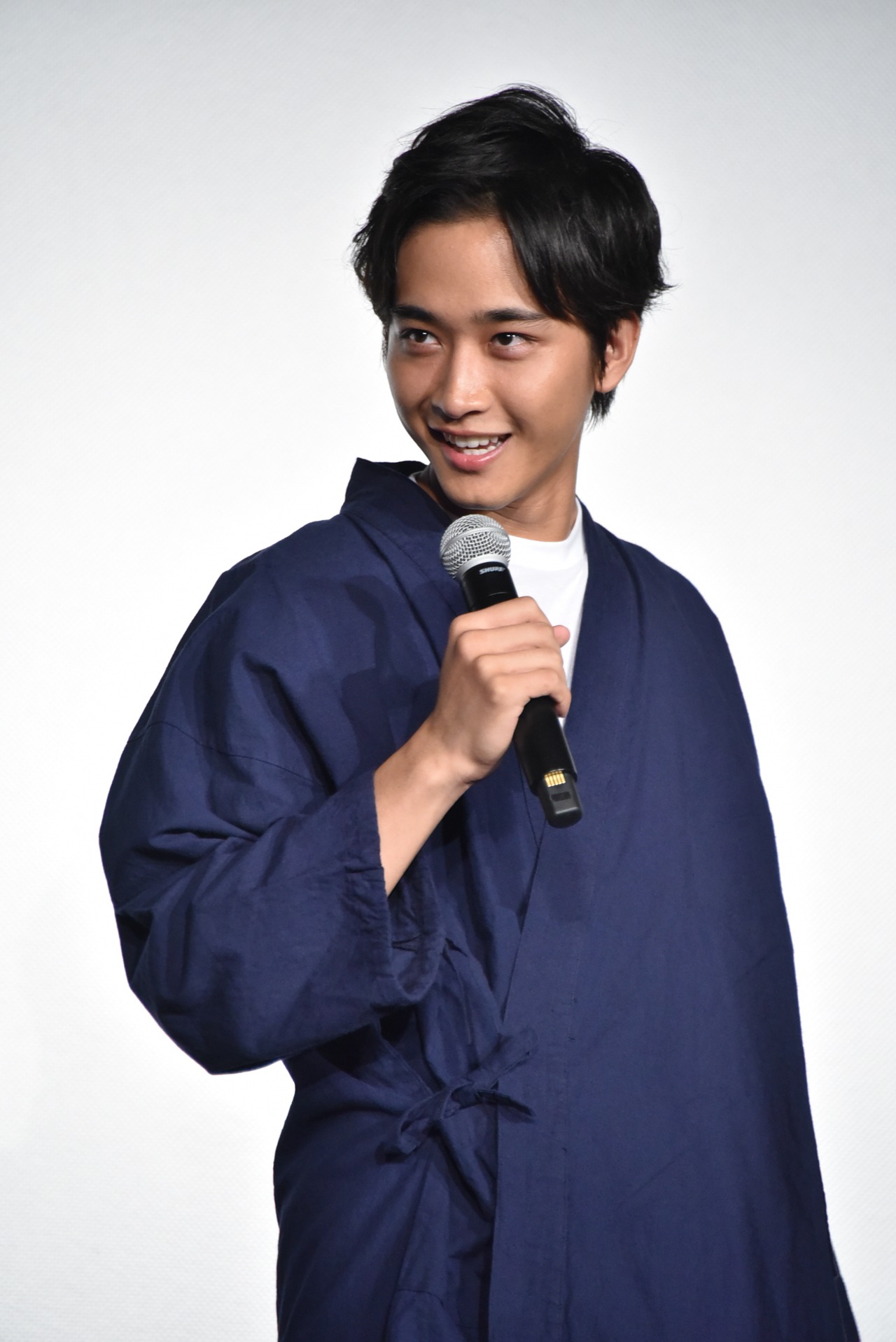 固唾を飲む佐藤寛太。