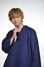 固唾を飲む佐藤大樹。