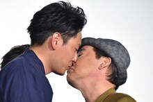 キスをする山下健二郎と上島竜兵。