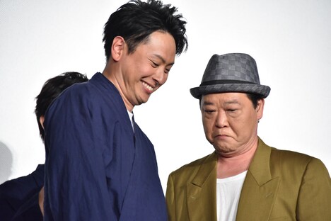 キスをして照れる山下健二郎と上島竜兵。