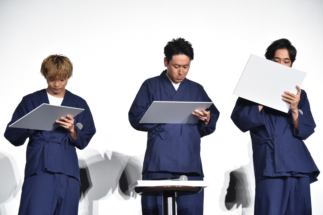 回答をフリップに書くDTC。