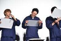 「リーダーの純情な一面は？」というクイズの回答に悩む山下健二郎（中央）。