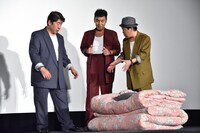 布団敷き対決の作戦会議をするダチョウ倶楽部。