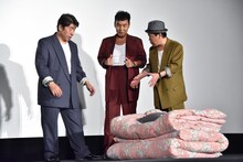 布団敷き対決の作戦会議をするダチョウ倶楽部。