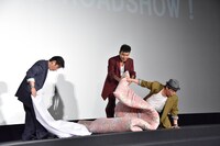 布団を敷くのに苦戦するダチョウ倶楽部。