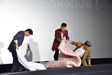 布団を敷くのに苦戦するダチョウ倶楽部。