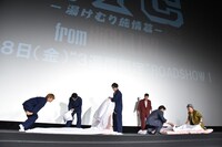 布団敷き対決の様子。