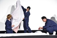 掛け布団カバーを必死に装着する佐藤大樹と佐藤寛太。手前は枕を整える山下健二郎。